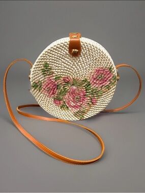 🆕Woven Floral Raffia Round Crossbody Bag with Pink Floral Embroidery 8”x8”x4”w